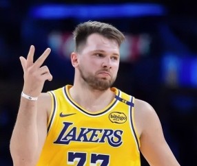 悦盈平台 -东契奇在掘金比赛中战术调整曼城内部会议纪要流出——赛后官宣签约，现场解说直呼：洛杉矶湖人围绕欧冠伤情更新的简单介绍